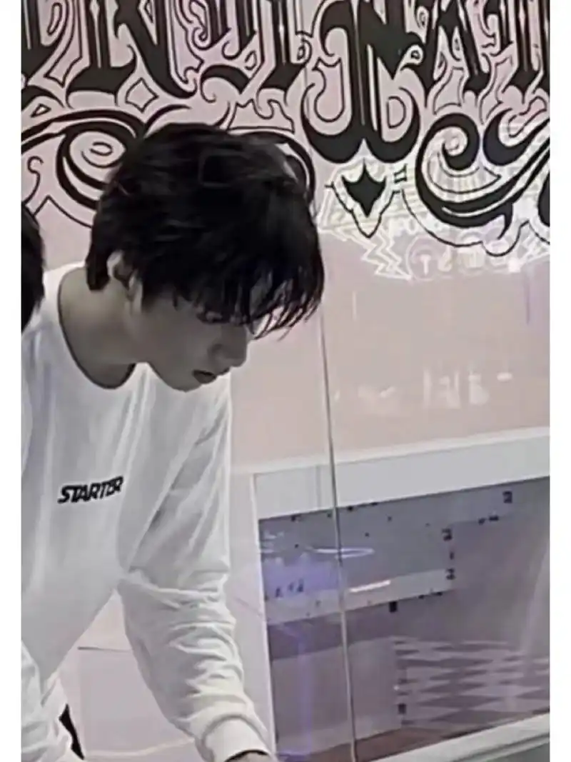 刘耀文模糊背景图