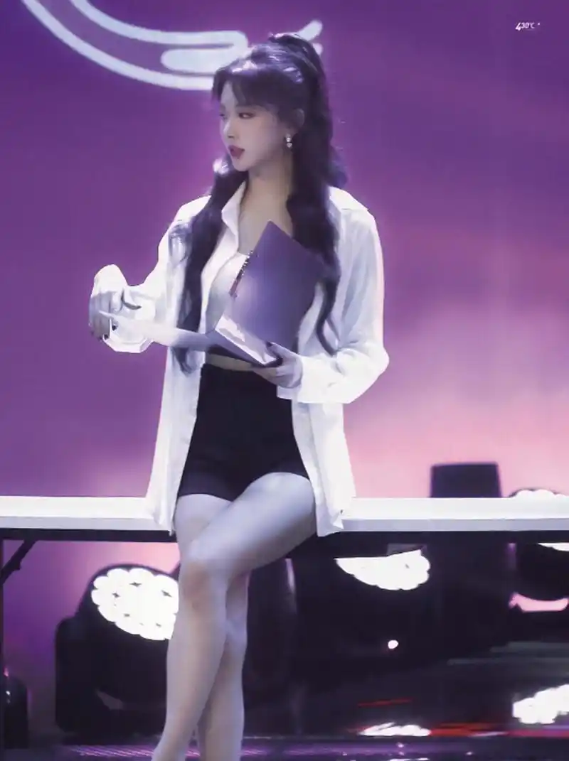 孔雪儿高跟玉足合集 简直太诱惑了