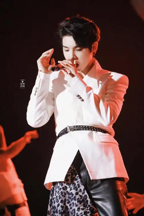 黄明昊一身摇滚皮衣唱情歌angellove舞台好燃