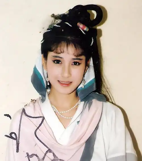 电视台出身,因接拍电影「唐山过台湾」成为影坛新人,后转电视剧发展.