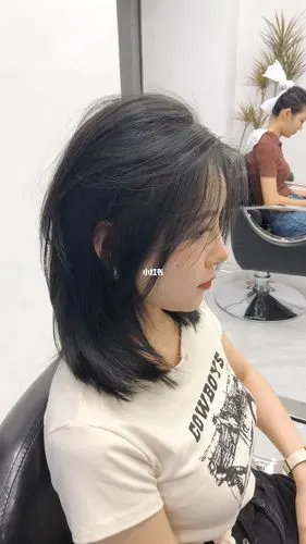 头发必须剪的减龄短发 无需烫发也好看 好打理的发型,搭配八字刘海 可