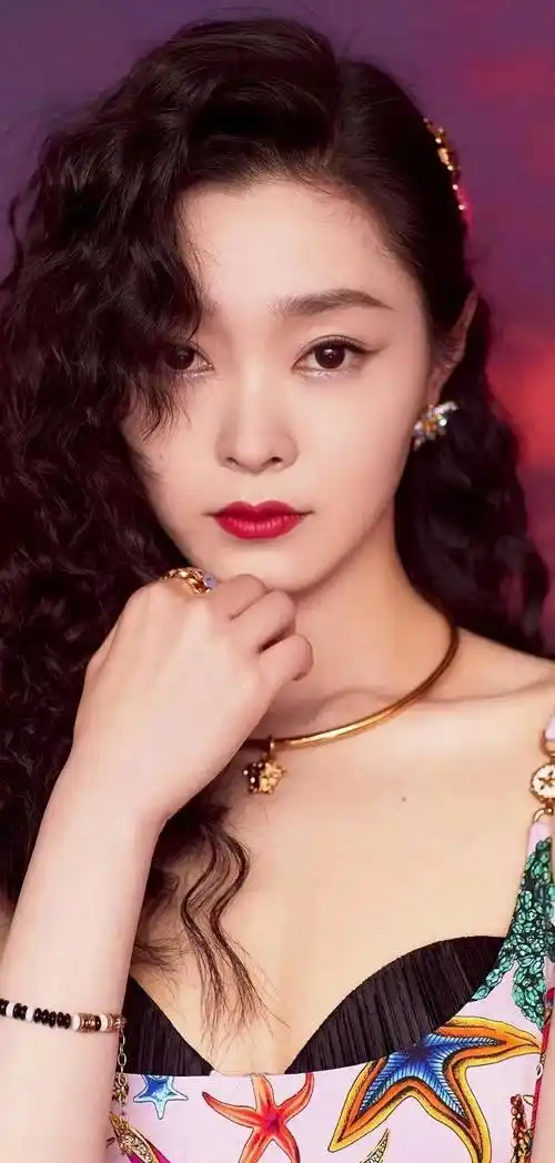 宋轶惊艳绝美写真,肤白貌美,妩媚逼人,简直美翻了