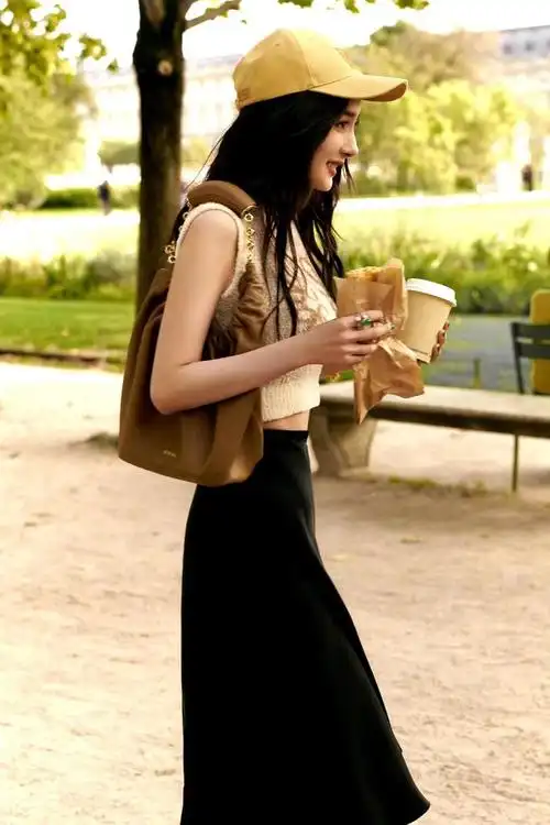 感十足的鸭舌帽配上蓬松妩媚的波浪披肩发,让杨幂分分钟嫩成了少女