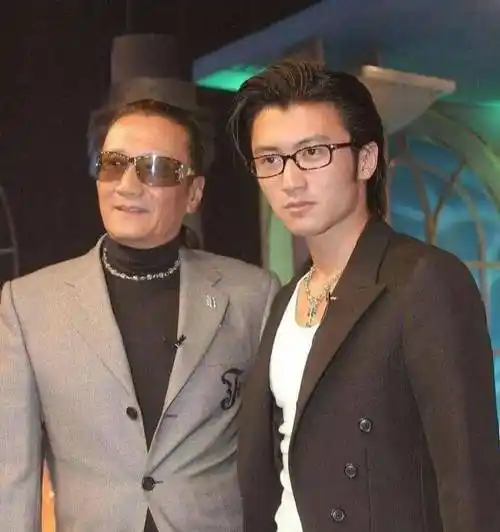 谢贤年轻时是长相俊朗,玉树临风的帅哥,年老之后,依然戴着墨镜,留着