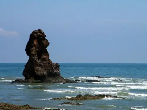 石老人默默的坐着,低头思念着她的女儿
