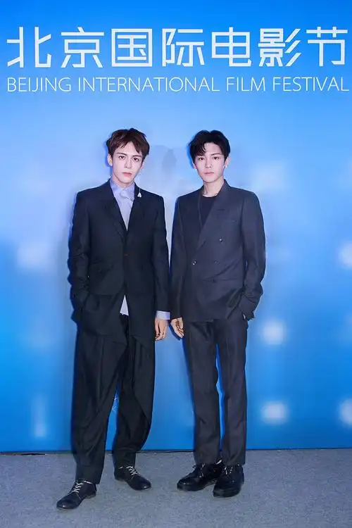 北影节红毯 曾舜晞别致亮相满满时髦感