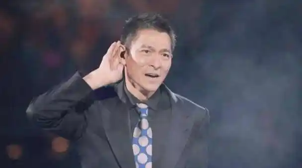 原创原创当刘德华落魄时一个女人甩手借了他4000万如今华仔养她后半生