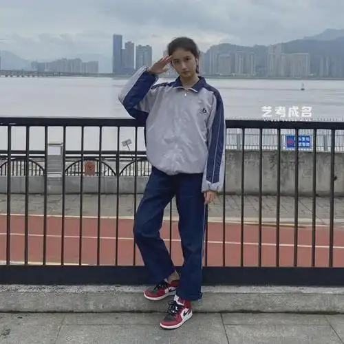 初中毕业时她作为话剧特长生考进了浙江省瓯海中学,原本并不打算艺考