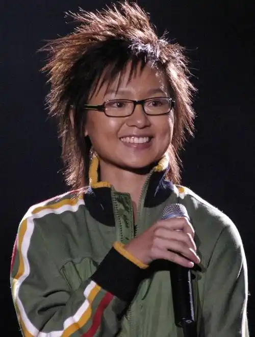 除此之外,《超级女声》还造就了叶一茜和田亮这样幸福美满家庭模范