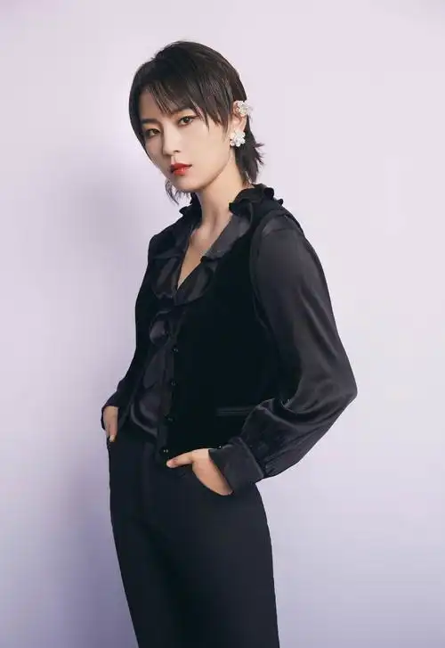 周笔畅纯黑酷飒写真照释出 强势耀眼气场全开