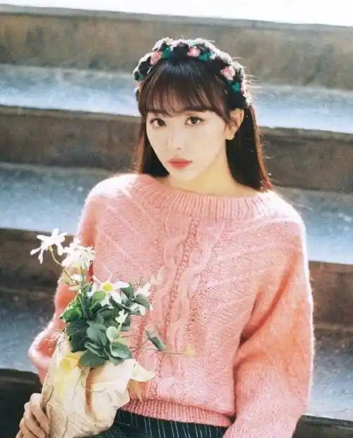 孔雪儿化身桃色少女桃粉色上衣甜美可爱灼灼其华很纯真