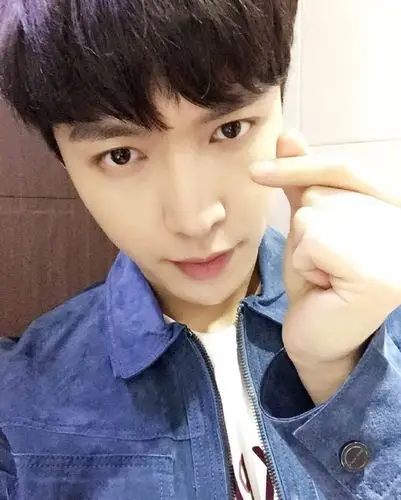 简介:张艺兴可爱卖萌图片,分享一组张艺兴图片给大家,图中的明星图片