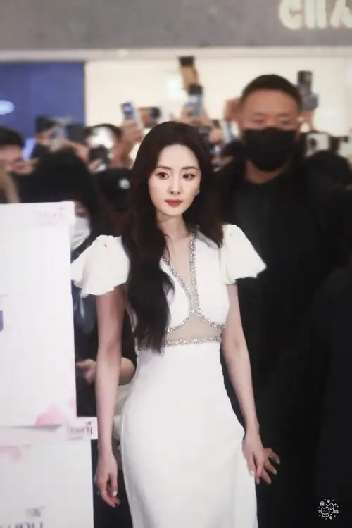 杨幂碎钻露腰白裙##杨幂羽毛裙摆