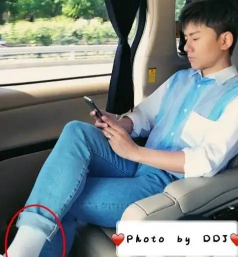 当张杰出去工作,看到他穿的袜子时,00后都拒绝接受