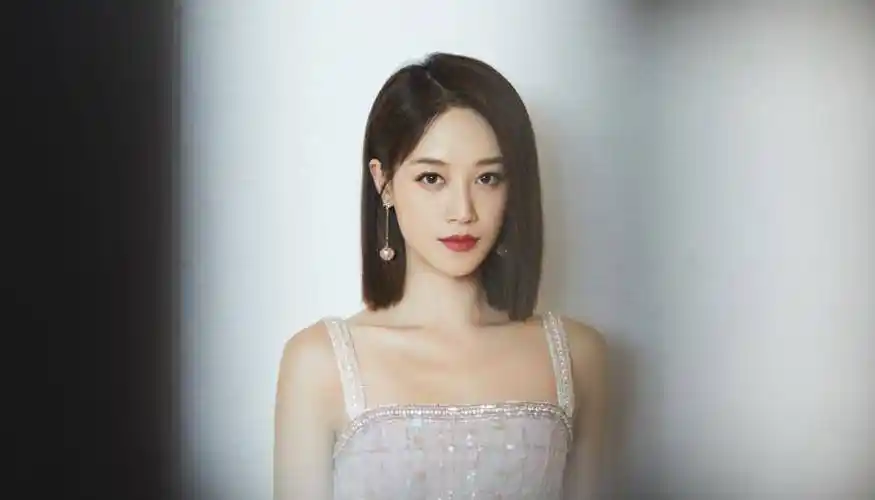 原创蓝盈莹野心穿搭牛仔裤就靠几根铁链撑着露出黑内搭尽显好身材