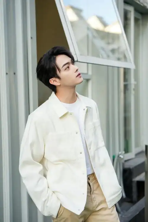 许凯的春日随拍白色夹克搭配棕黄色直筒裤