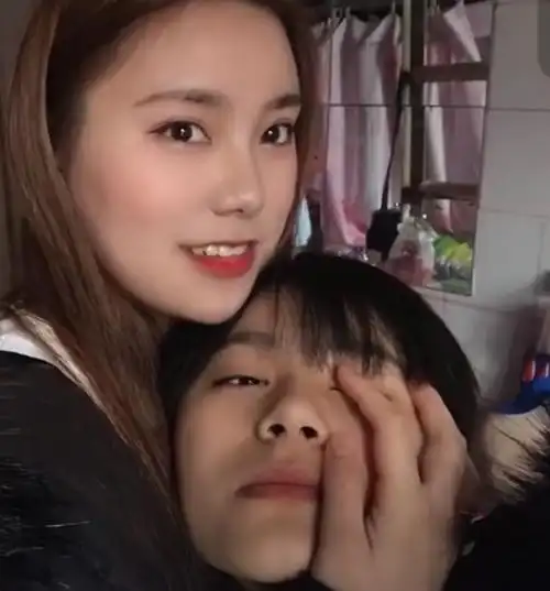 易烊千玺与女生进行"睡前合照",还一起敷面膜,两人姿势引热议