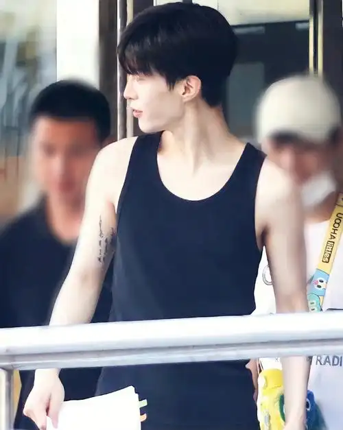 范丞丞穿着背心的丞丞