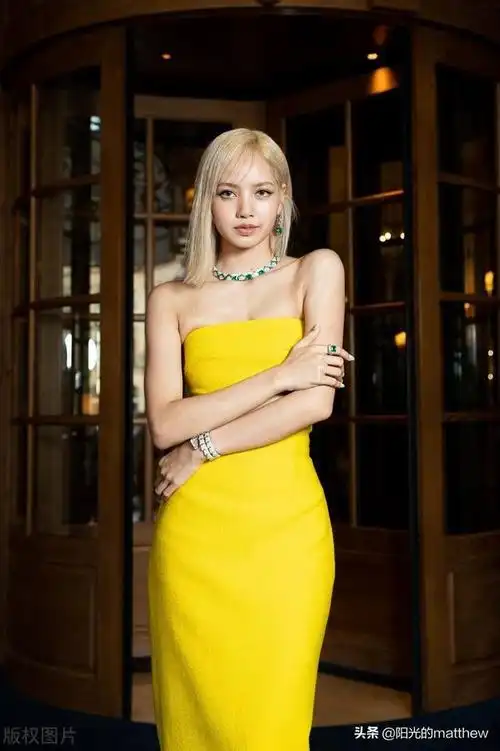 blackpink成员lisa在巴黎参加宝格丽活动黄色长裙身材尽显