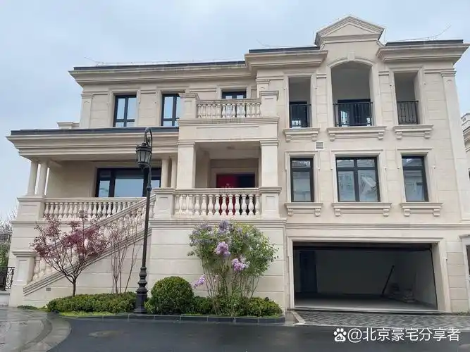 北五环独栋别墅,法式石材尽显优雅,前三后四的布局让人眼前一亮.