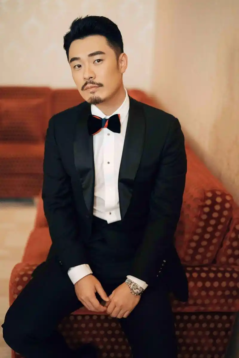 陈赫又"搞怪"?让邓超唐嫣乐开了花,网友:陈赫怎么当服务员了