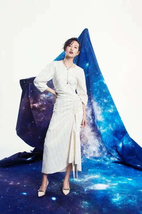 王鸥穿着莎莎苏女鞋登上《时装l``officiel》