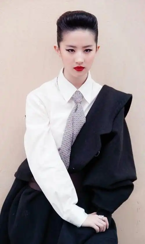 刘亦菲仗着自己颜值高,挑战"死亡发型",脸小任性!