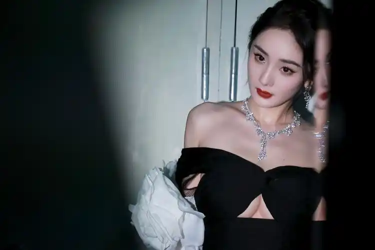 杨幂优雅黑天鹅礼服