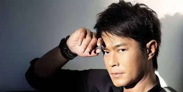 一首歌,一个手势甚至用名字命名发型,引得绝大多数年轻人拿着照片去