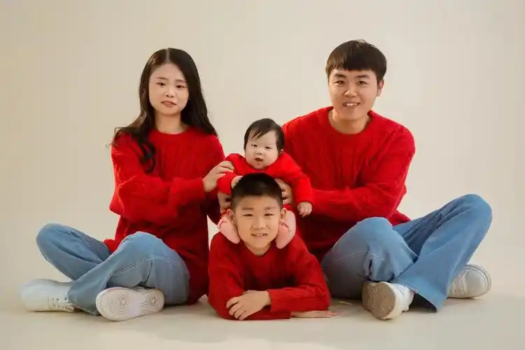 一家四口第一张正式全家福 照片的意义在于把一瞬间变成永恒,记 - 抖