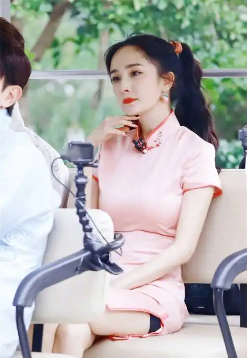 杨幂新造型曝光,身穿粉色旗袍俏皮可爱,这就是心动的感觉_马尾_网友