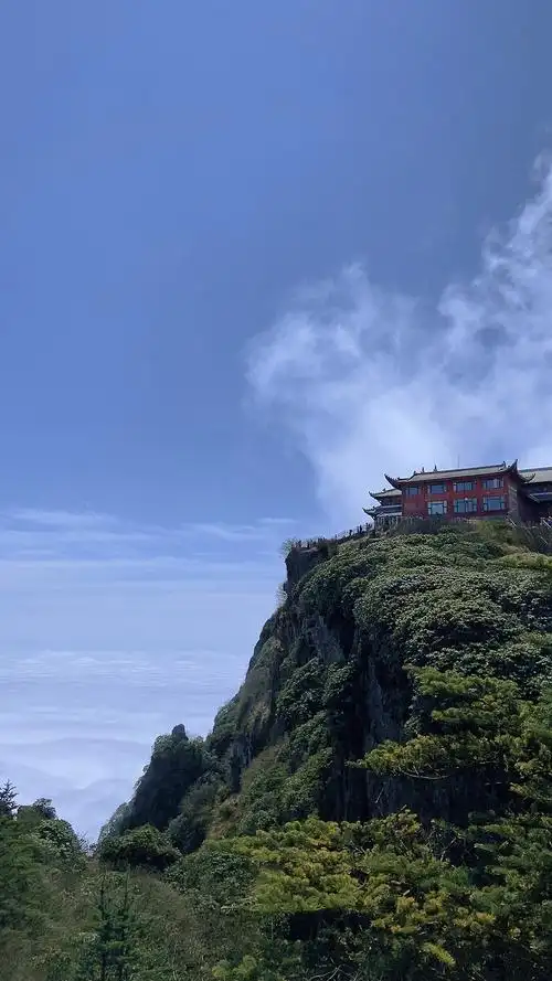 峨眉山金顶四月的模样