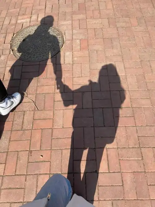 小情侣的日常  #牵手  #周末去哪儿  #男朋友  #影子拍照  #情侣