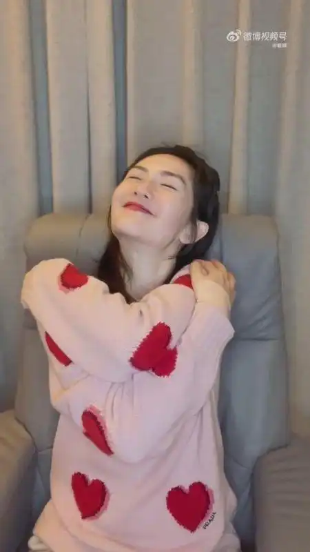 【八卦】谢娜视频给何炅送拥抱:每年都有 今年也不会少哟-小虾米