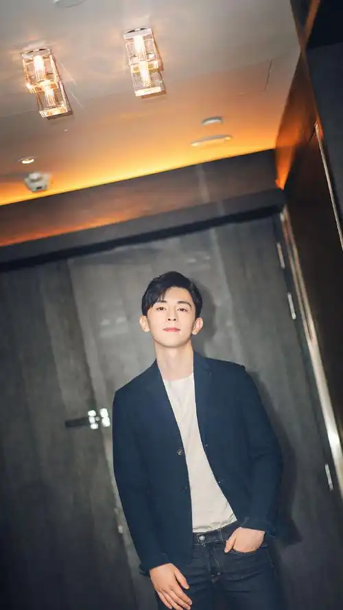 邓伦帅气迷人写真图片手机壁纸