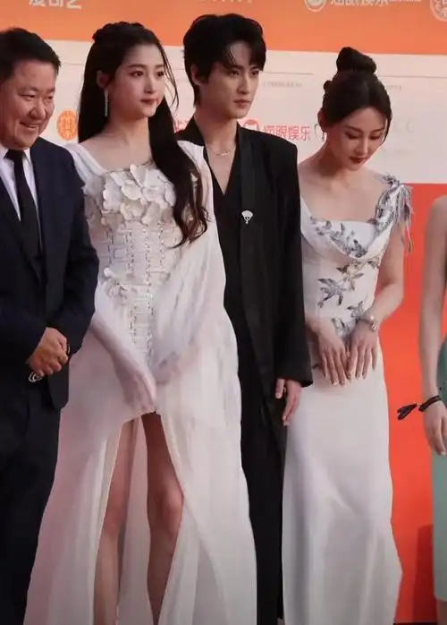 北京这一晚,马丽连走三场,高圆圆礼貌拒绝,阿如那满脸通红