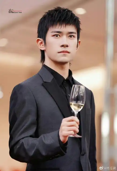 今日活动狼尾造型#易烊千玺今日活动造型,留了小狼尾,喜欢这个发型!