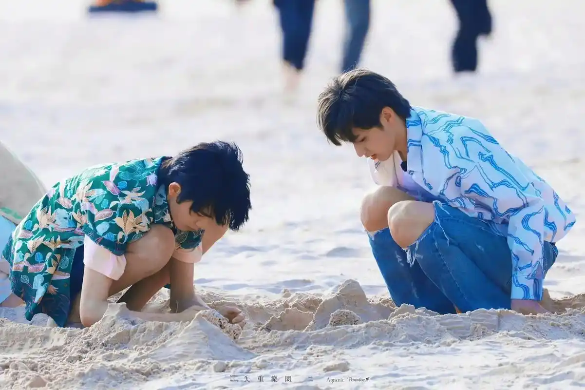 文轩 #时代少年团三亚 #宋亚轩刘耀文 阳光～沙滩～少年～ - 抖音