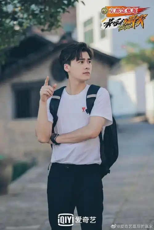 高清剧照 白t恤搭配双肩包,可爱又帅气! 期待节目|李易峰_新浪新闻