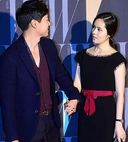 女神韩佳人身材高挑迷人与老公延政勋对视超甜蜜