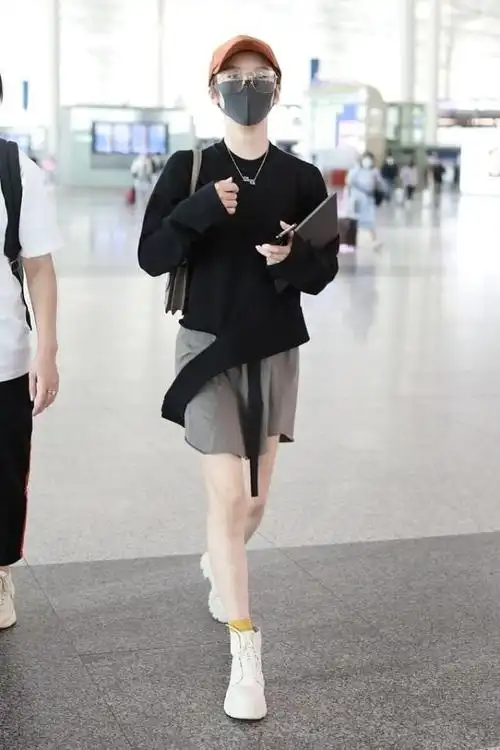 谢楠长得真精致墨绿色印花卫衣显肌肤白皙配短裤展露细直长腿