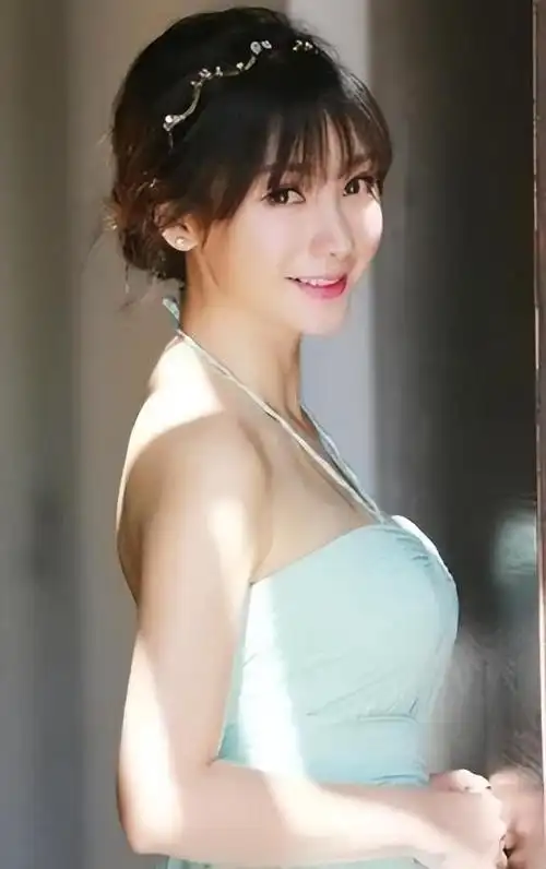 柳岩身穿浅蓝色薄纱,妆容精致,却万万没有料到在婚礼上会被一群伴郎