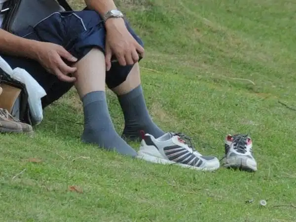 公共场合脱鞋袜