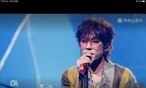 原创易烊千玺立麦的姿势太帅气了粉框眼镜搭配手部花环营造唯美画面