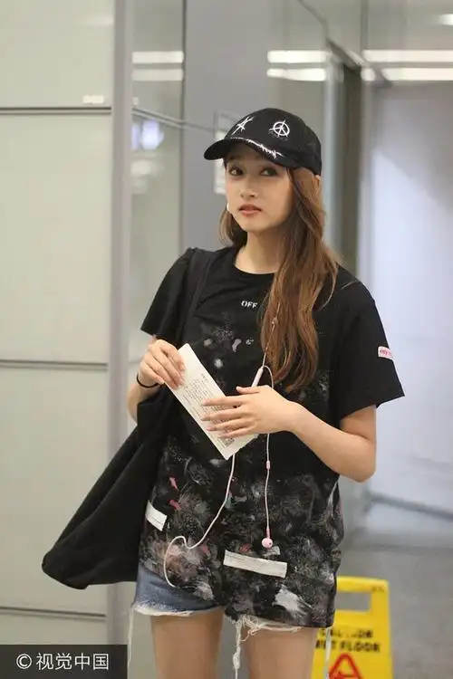 卖萌新姿势?关晓彤回眸比耶美出新高 全黑装扮潮甜笑似邻家少女