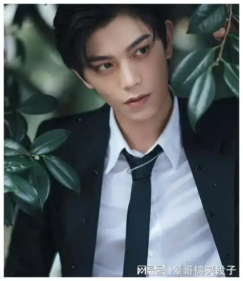 看丁禹兮瘦,人家现在开始健身了,身材也是不错的,穿衣显瘦,脱衣有腹肌