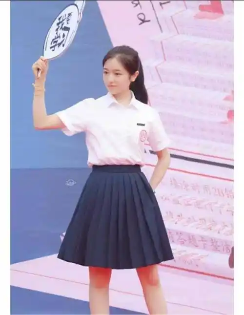 李兰迪漂亮成功再接校园剧,生图颜值重回余周周,与男主同框超甜_校服