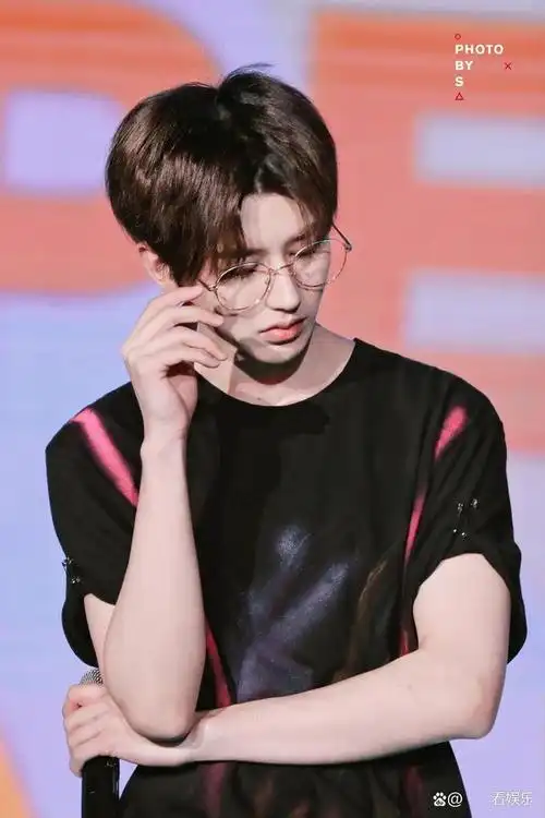 蔡徐坤最近因为一张照片引发了巨大的争议,在道歉之后,他又紧急发声