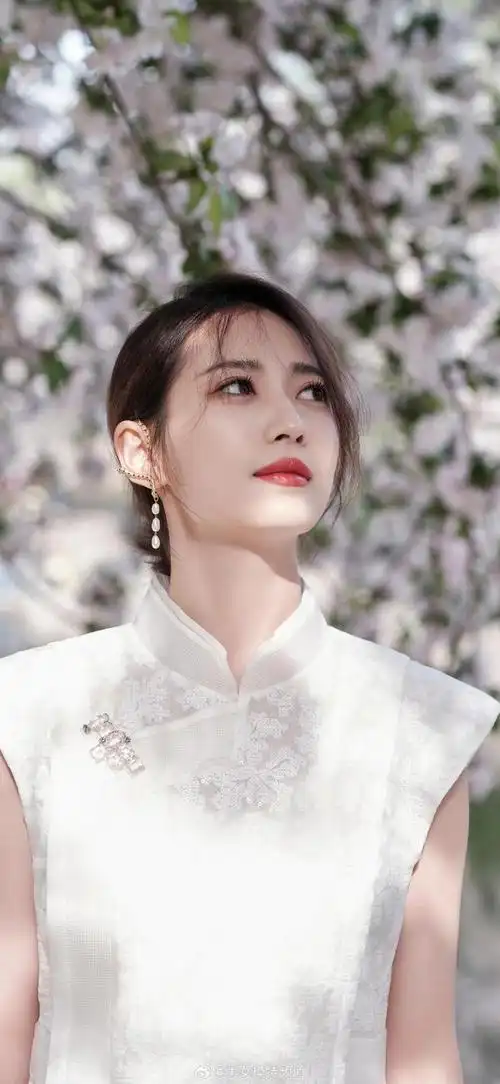 陈钰琪白色蕾丝裙花季浪漫写真