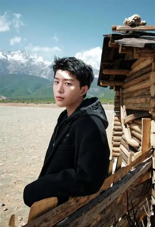 近日,范丞丞在网络上发布了一组风景照,配文"阳光洒落雪山,感受美景与